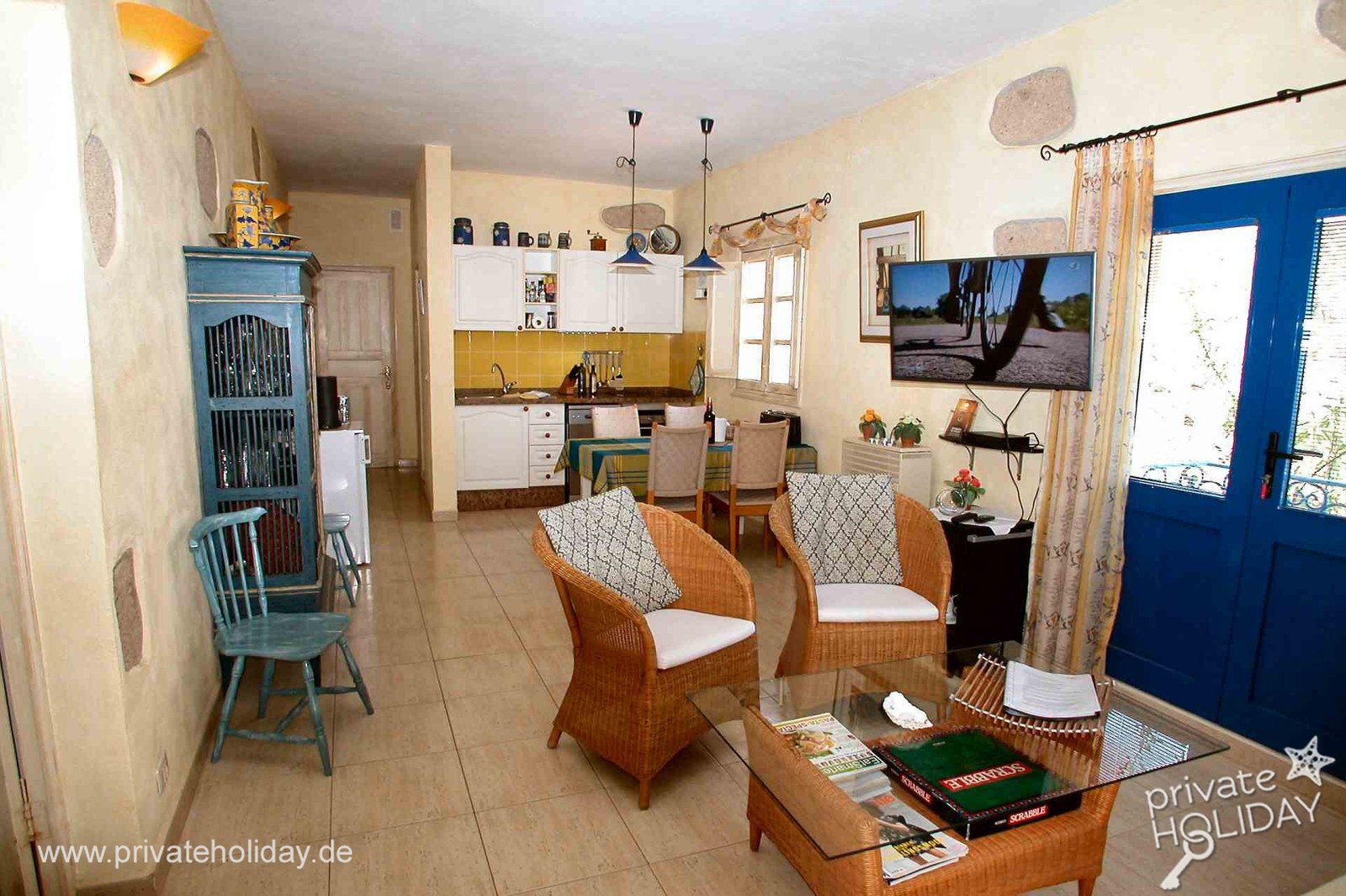 Zona de estar con cocina y puerta azul – Guía de Isora, Tenerife