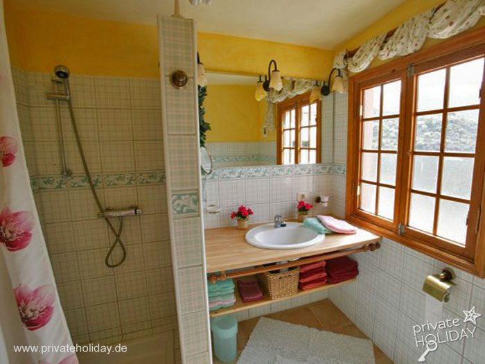 Bagno con doccia e lavabo – Guía de Isora, Tenerife