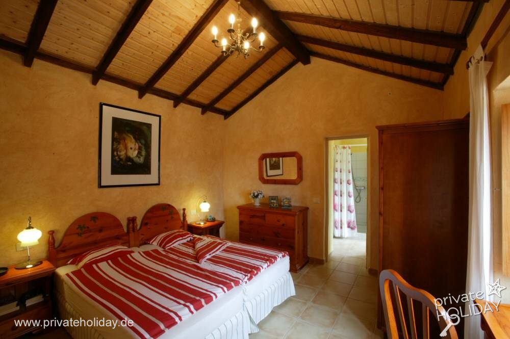 Camera da letto con letto matrimoniale e soffitto con travi – Guía de Isora, Tenerife