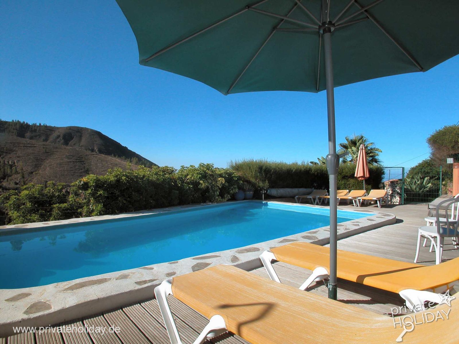 Buitenzwembad met ligbedden en parasol – Guía de Isora, Teneriffa