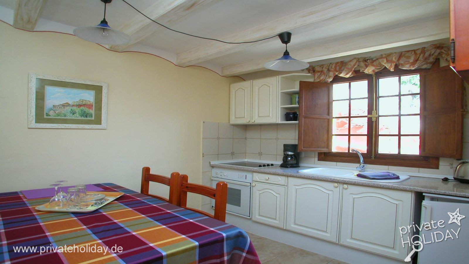 Cucina con tavolo e mobili in legno – Guía de Isora, Tenerife
