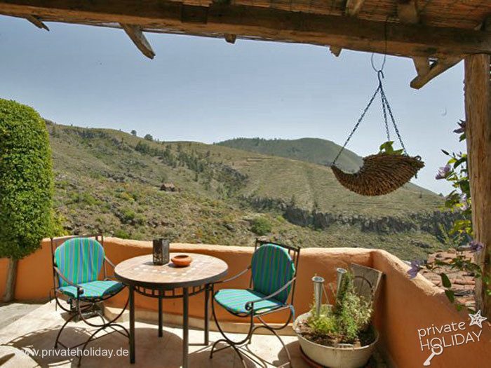 Terrasse couverte avec coin salon et vue sur les montagnes – Guía de Isora, Ténérife