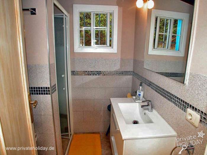 Salle de bain avec douche et lavabo – Guía de Isora, Ténérife