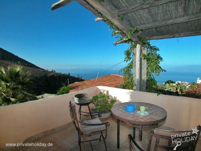 Covered terrace with table and sea view – Guía de Isora, Tenerife