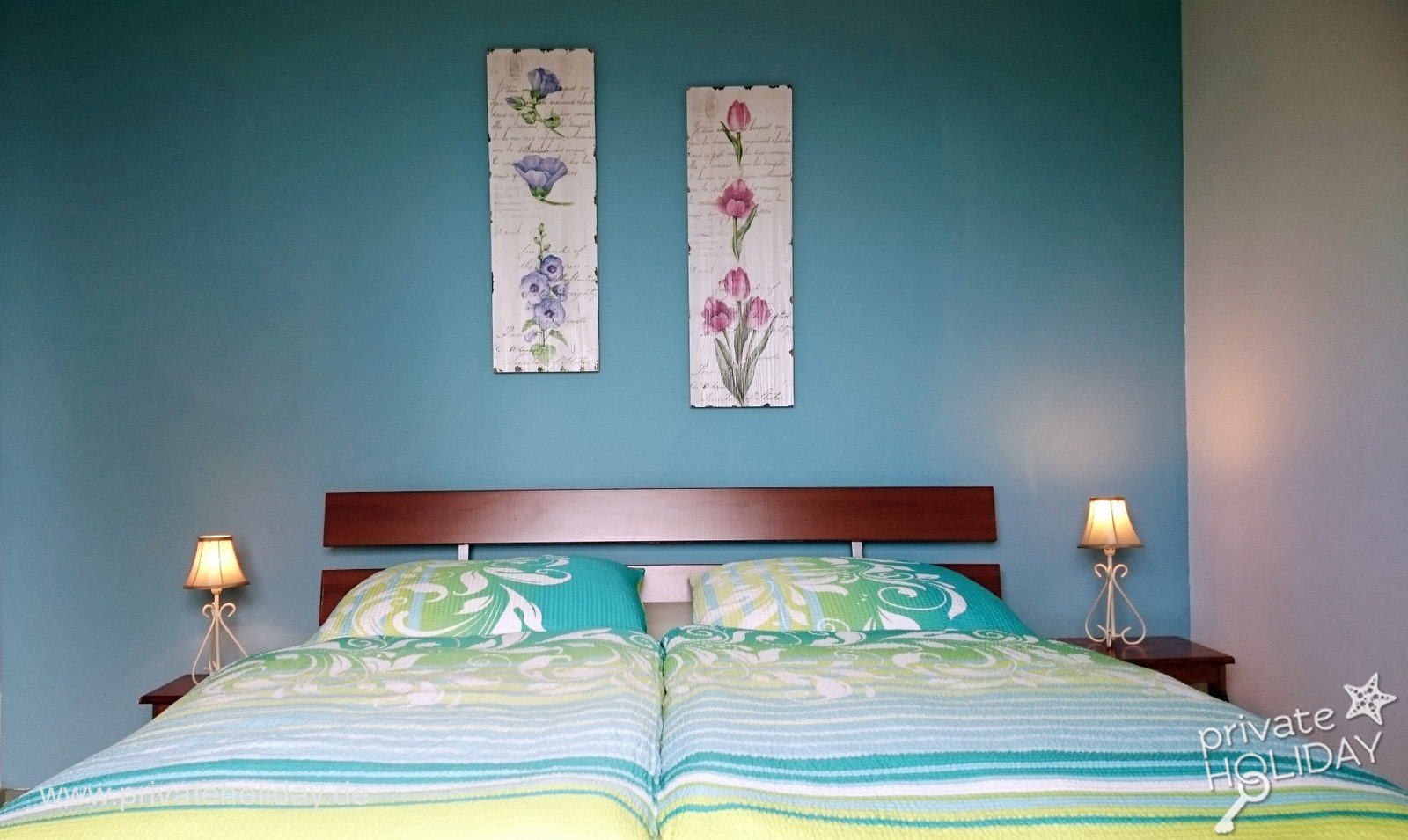 Letto matrimoniale con parete turchese e comodini – La Matanza, Tenerife