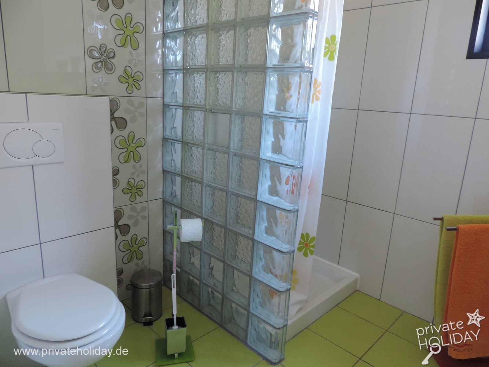 Bagno con doccia e parete in vetromattone – La Matanza, Tenerife