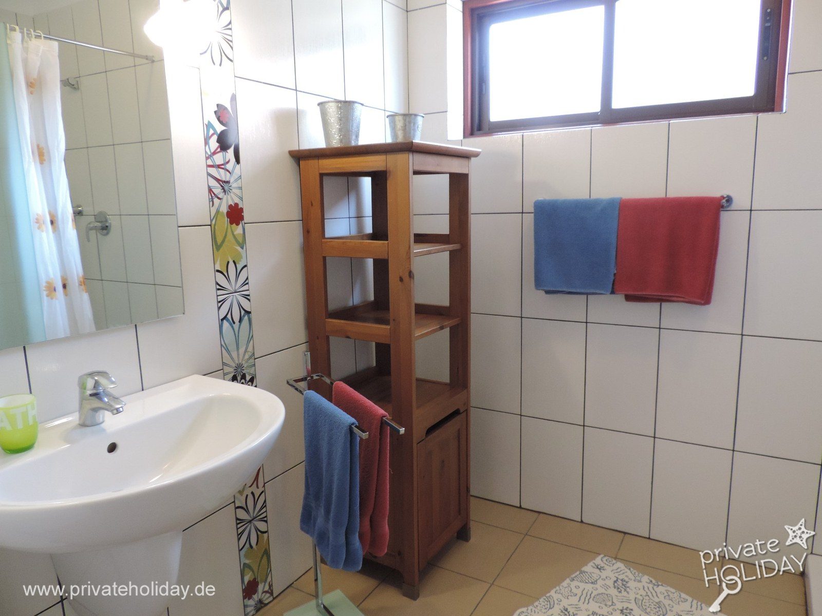 Bagno con lavabo, finestra e scaffale in legno – La Matanza, Tenerife