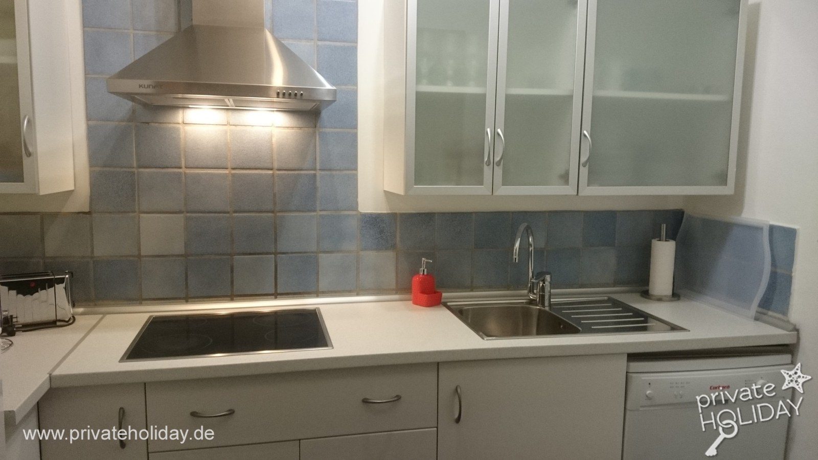 Cucina con piano a induzione e lavello in acciaio inox – La Matanza, Tenerife