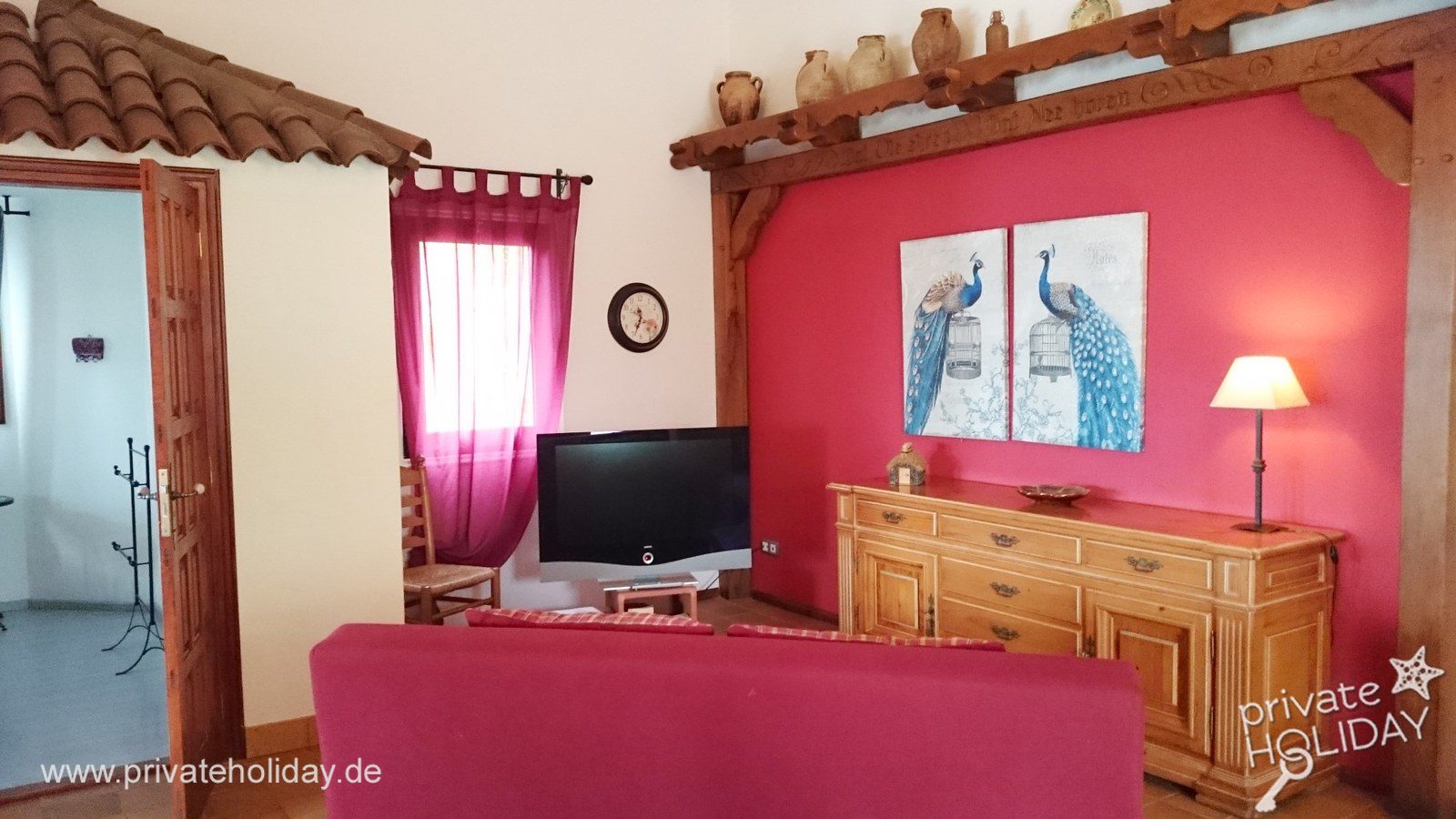 Soggiorno con parete rossa e televisore – La Matanza, Tenerife