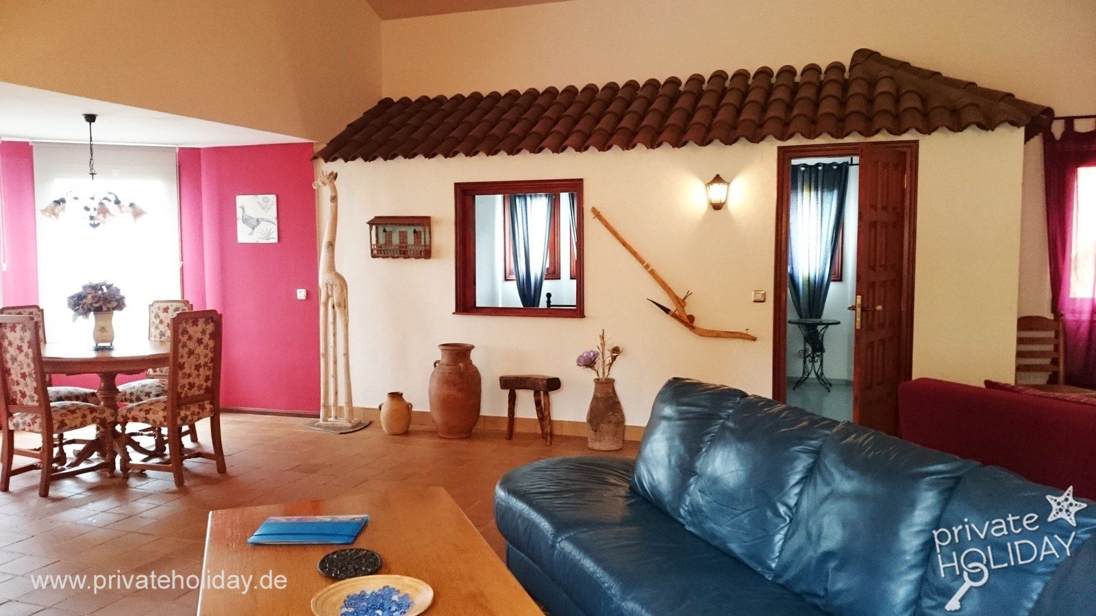 Soggiorno con divano blu e zona pranzo – La Matanza, Tenerife