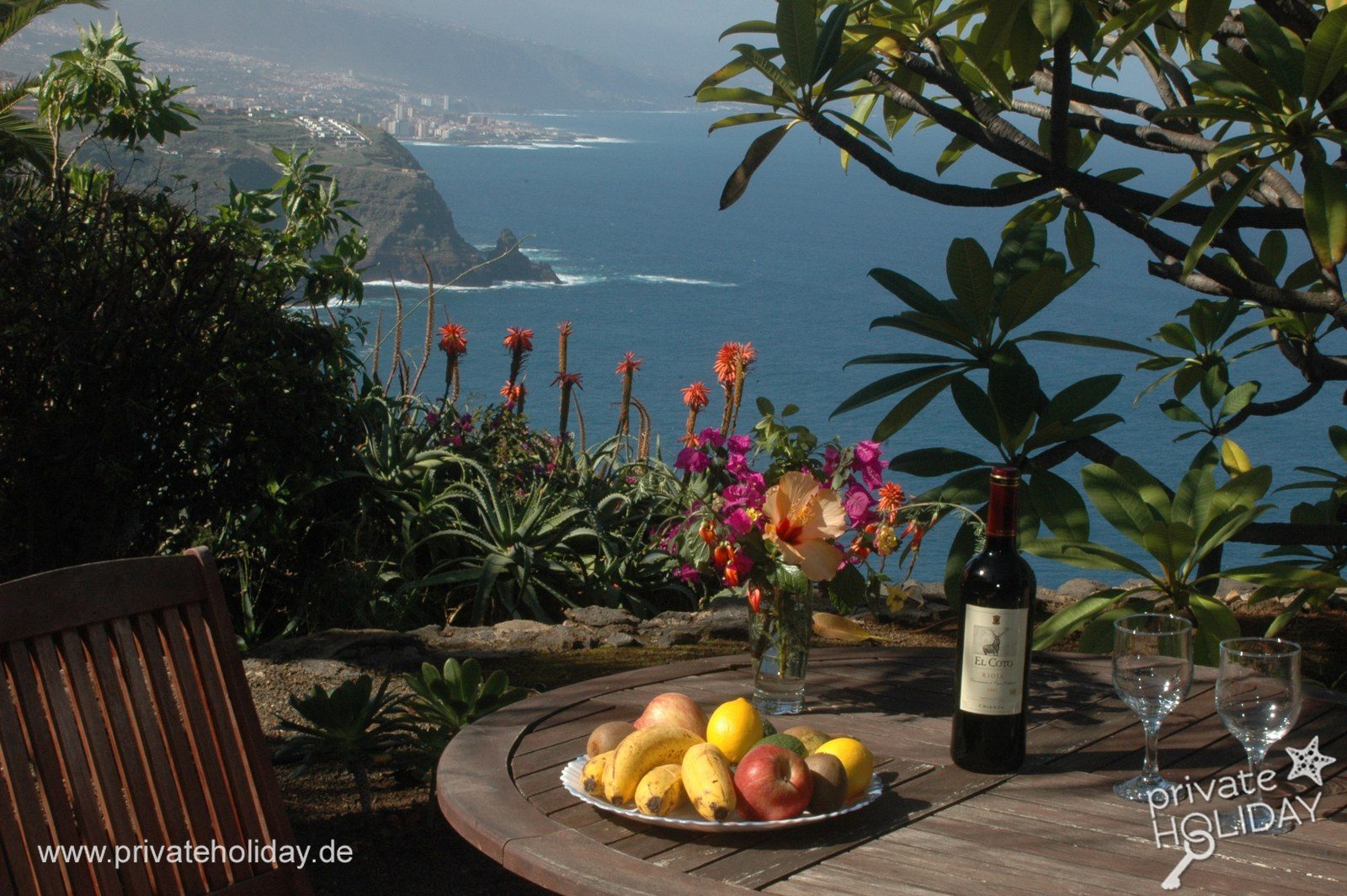 Terrasse avec table en bois et vue mer – La Matanza, Ténérife