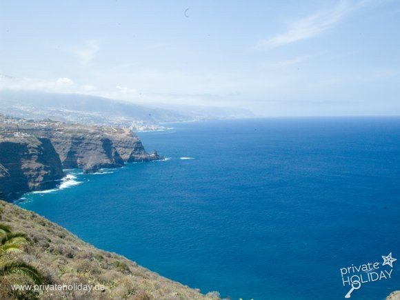 Vue côtière avec falaises et mer bleu profond – La Matanza, Ténérife