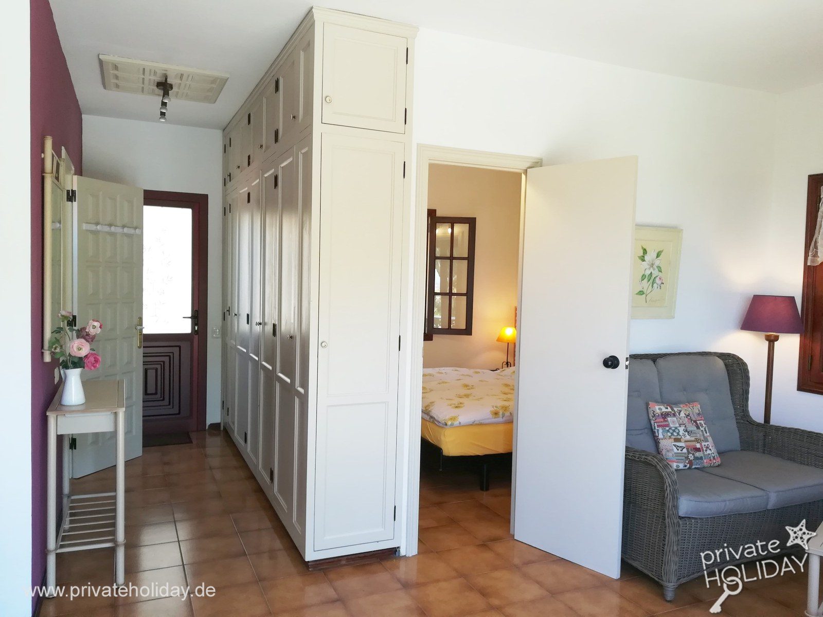 Living room with built-in wardrobe and bedroom door – La Matanza, Tenerife