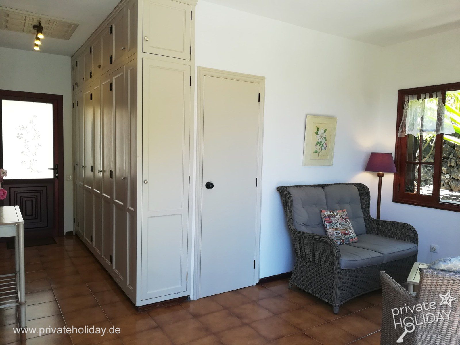 Living room with built-in wardrobe and armchair – La Matanza, Tenerife