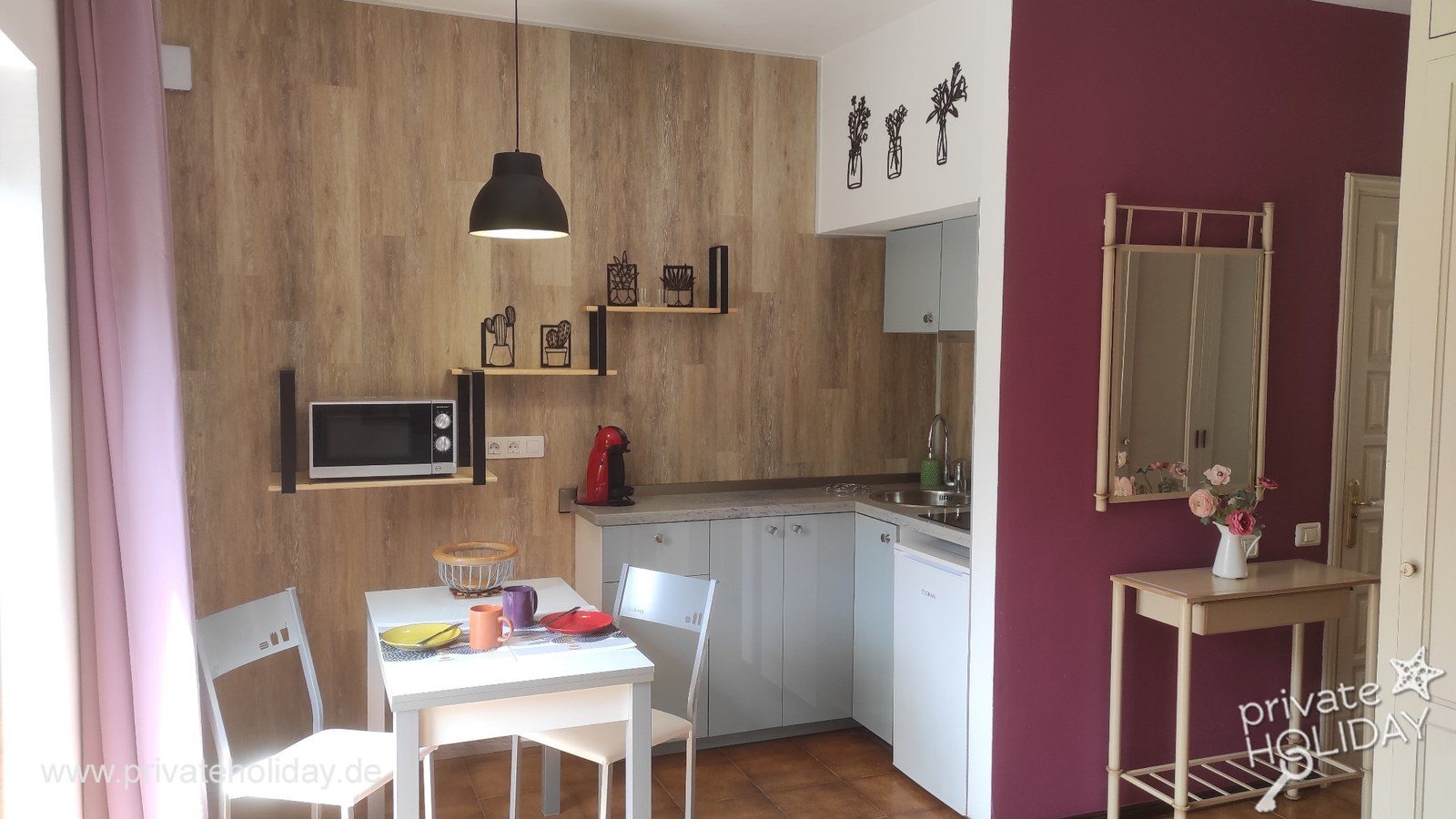 Kitchen with dining table and open shelves – La Matanza, Tenerife