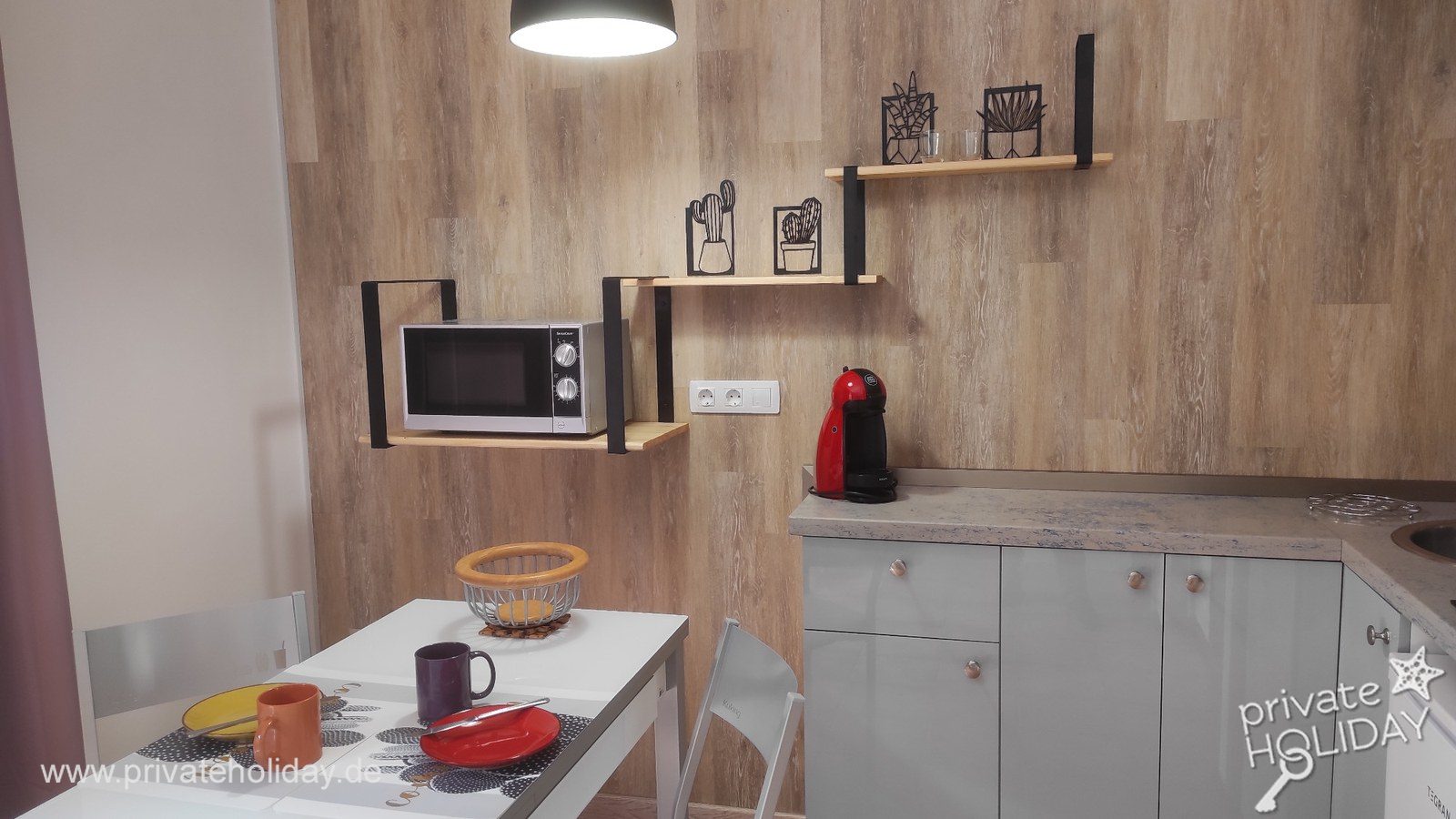 Kitchen area with dining table and microwave – La Matanza, Tenerife