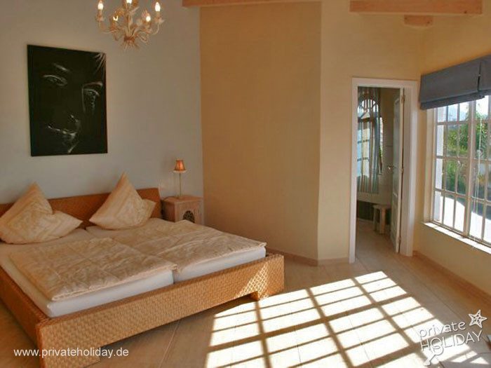 Camera luminosa con letto matrimoniale e finestre – Chayofa, Tenerife