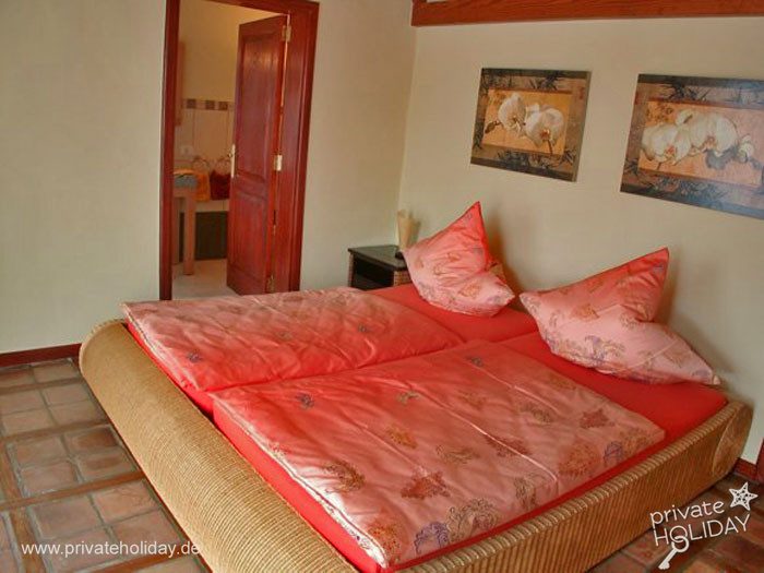 Camera con letto matrimoniale rosso e pavimento piastrellato – Chayofa, Tenerife