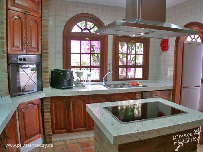 Cucina con isola e finestre ad arco – Chayofa, Tenerife