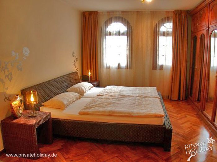 Camera con letto grande e armadio in legno – Chayofa, Tenerife