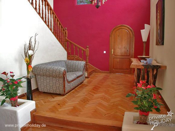 Zona scala con poltrona e parete rossa – Chayofa, Tenerife