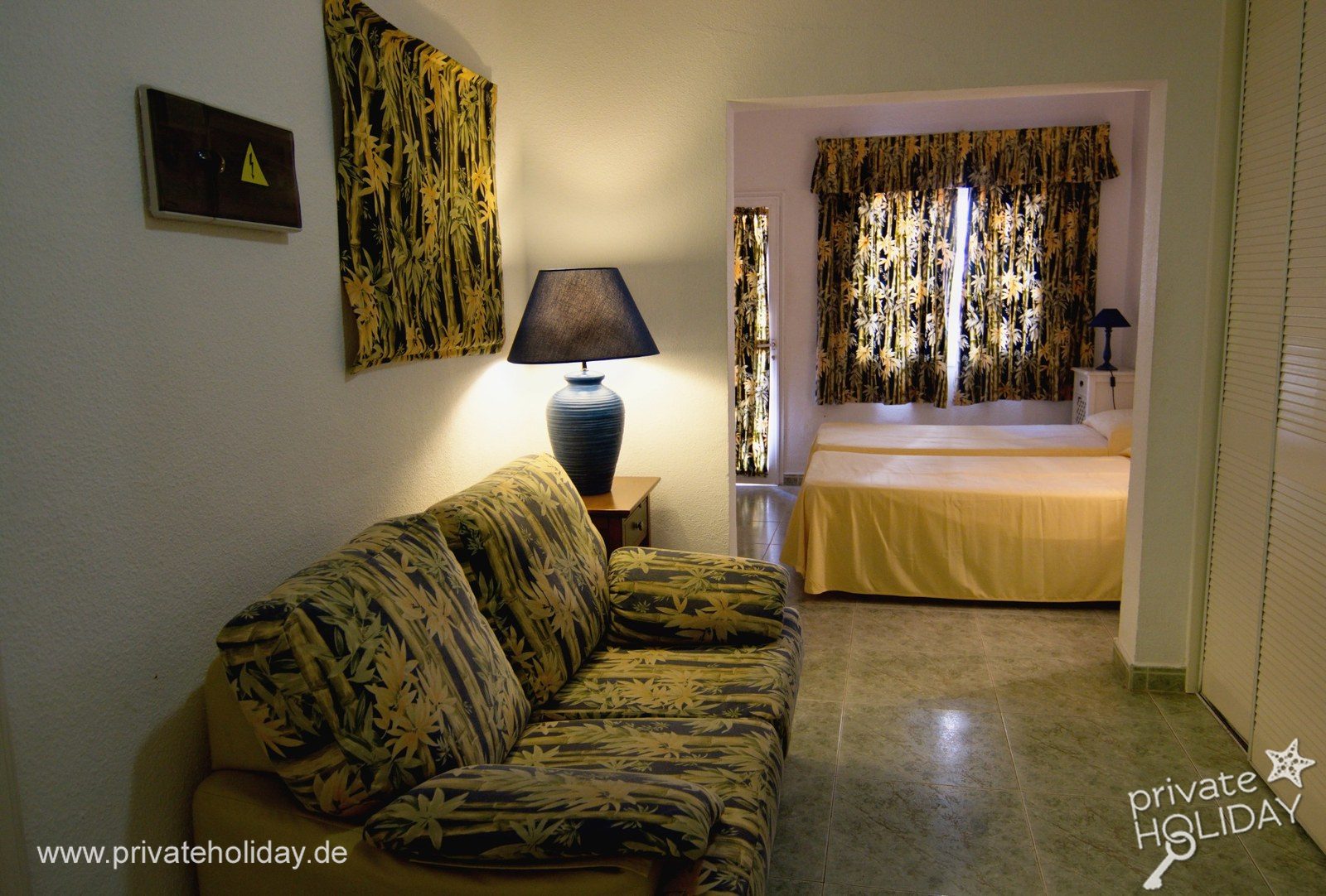 Salon avec canapé et chambre à l’arrière-plan – Los Cristianos, Ténérife