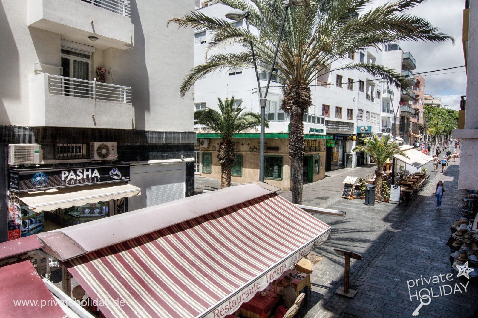 Rue piétonne avec palmiers et cafés – Los Cristianos, Ténérife