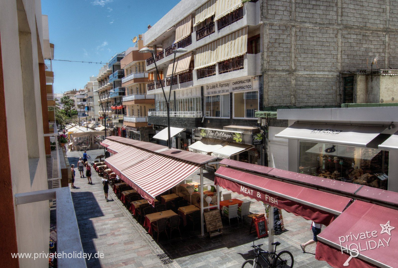 Rue avec cafés et boutiques – Los Cristianos, Ténérife