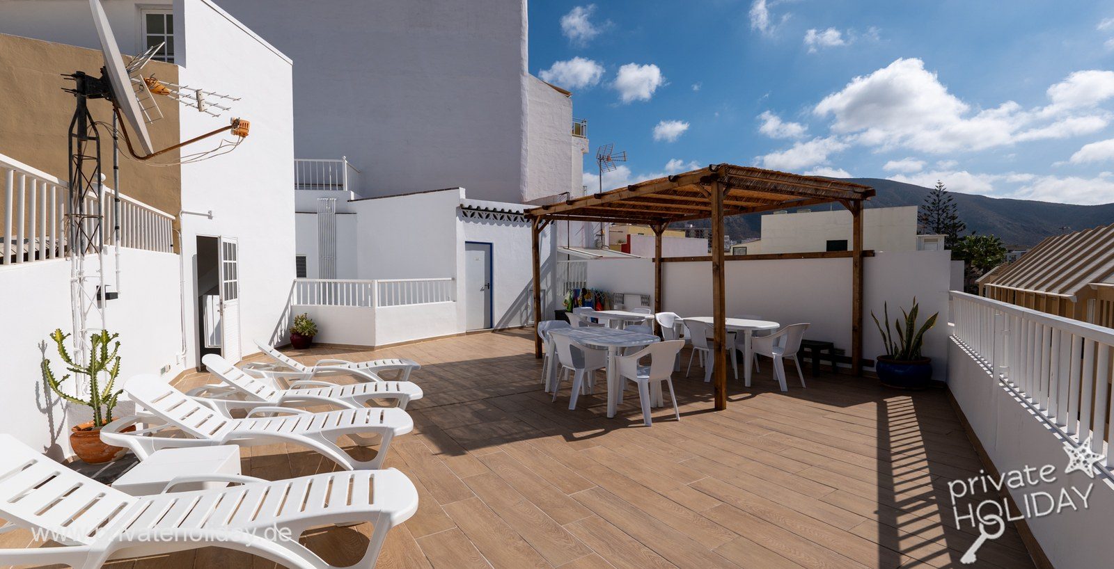 Terrasse privée sur le toit avec transats et table – Los Cristianos, Ténérife