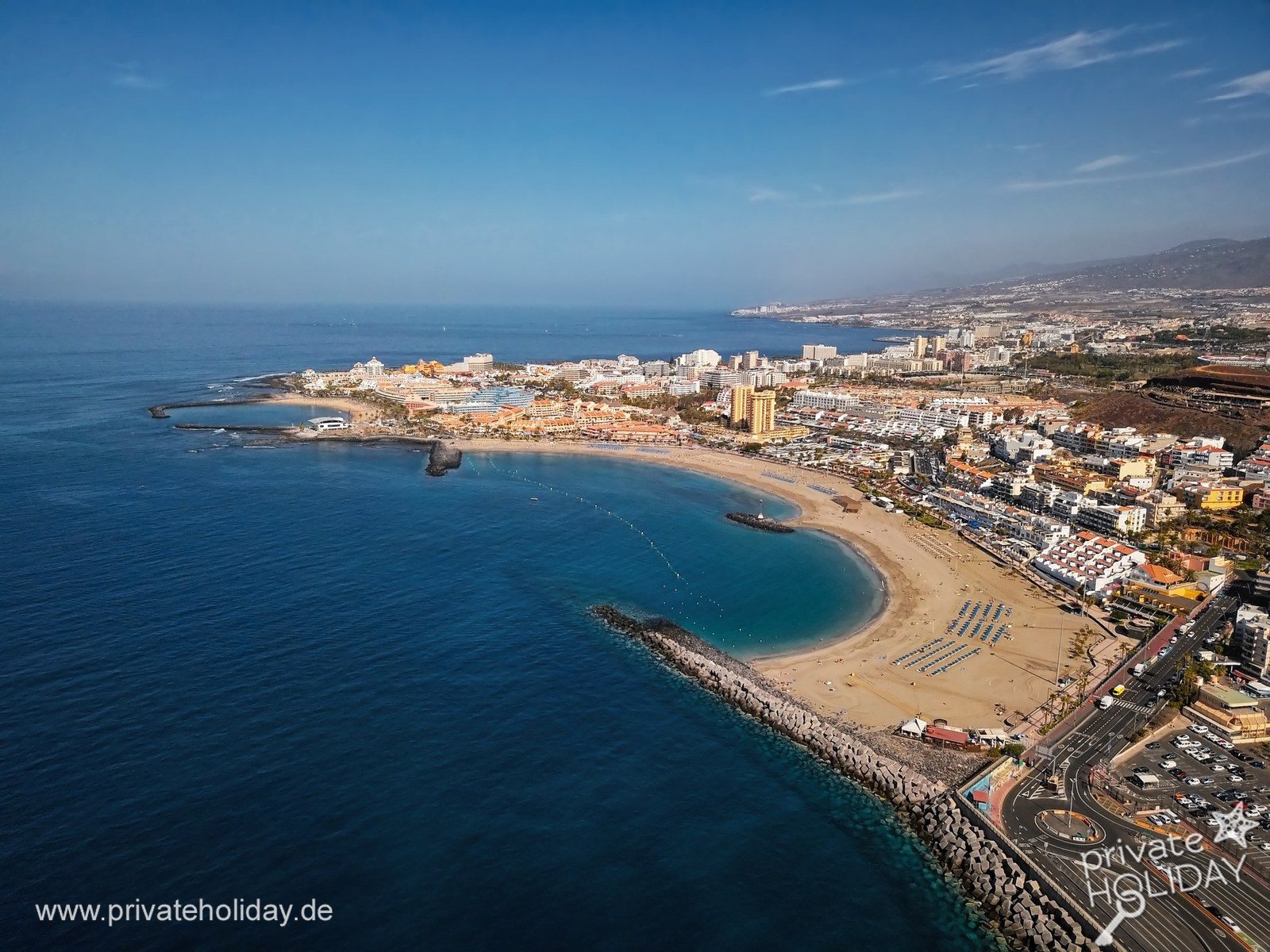Vue aérienne de la baie avec plage et port – Los Cristianos, Ténérife