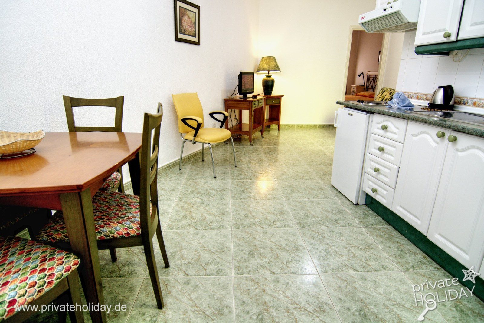 Coin repas avec table et kitchenette – Los Cristianos, Ténérife
