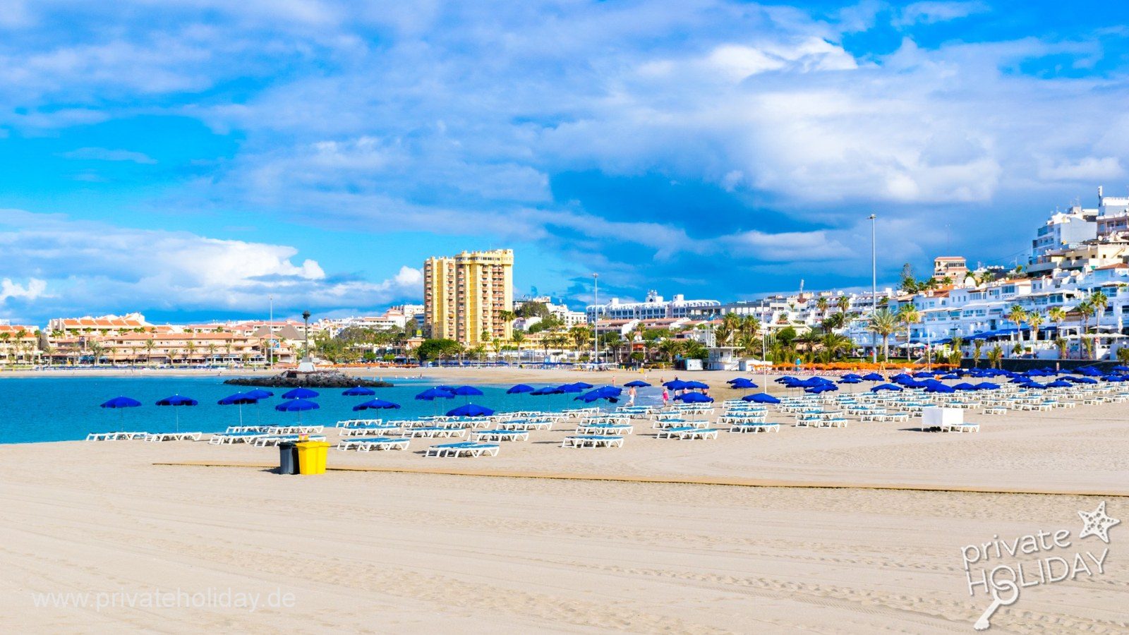 Plage avec parasols bleus et transats – Los Cristianos, Ténérife