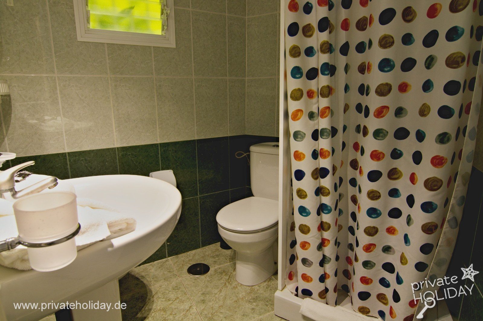 Salle de bain avec rideau de douche et lavabo – Los Cristianos, Ténérife