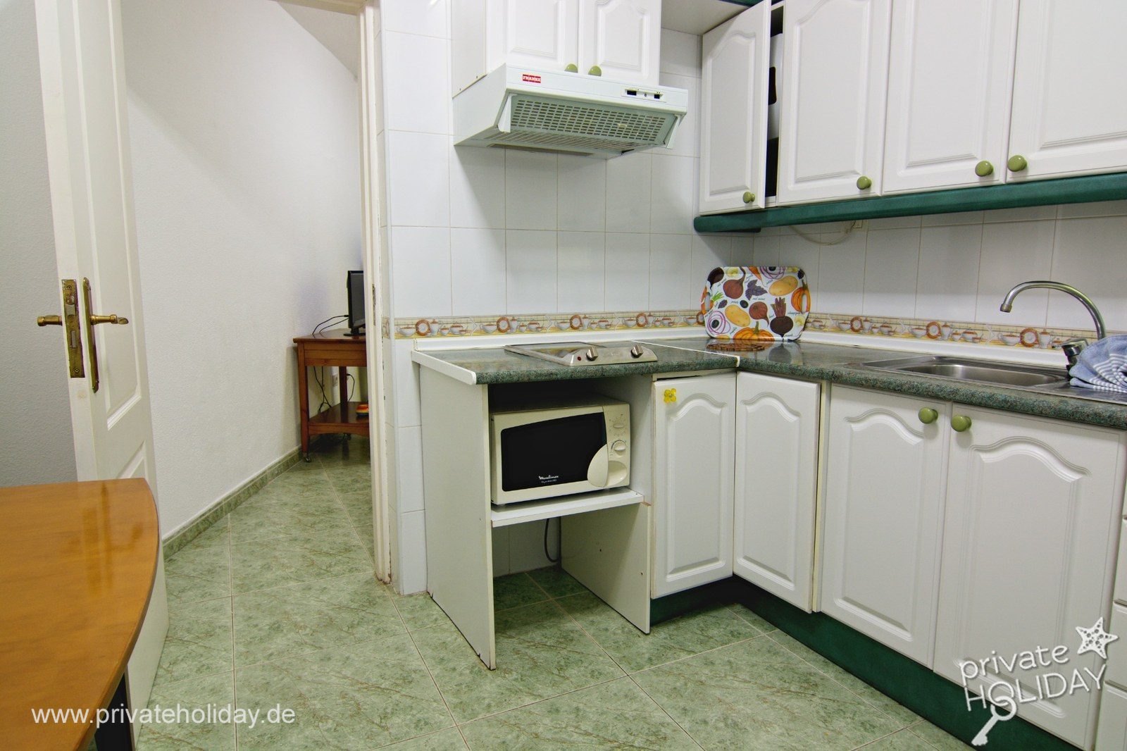 Cuisine avec placards blancs et micro-ondes – Los Cristianos, Ténérife