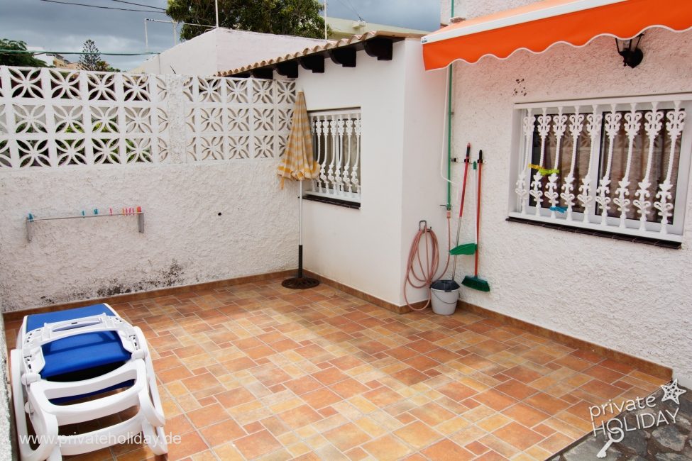 Patio piastrellato con tenda e utensili per la pulizia – Los Cristianos, Tenerife