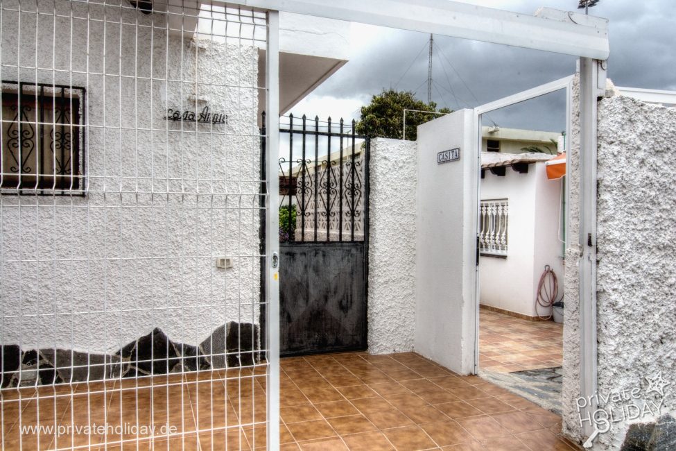 Cortile d’ingresso con pavimento piastrellato e cancello metallico – Los Cristianos, Tenerife