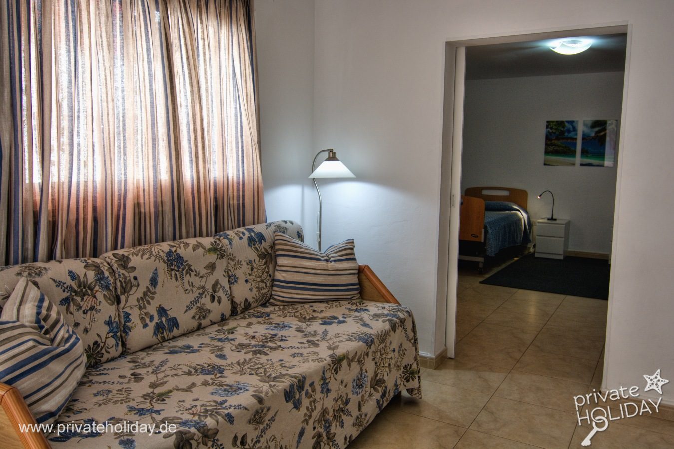 Soggiorno con divano letto e lampada da terra – Los Cristianos, Tenerife