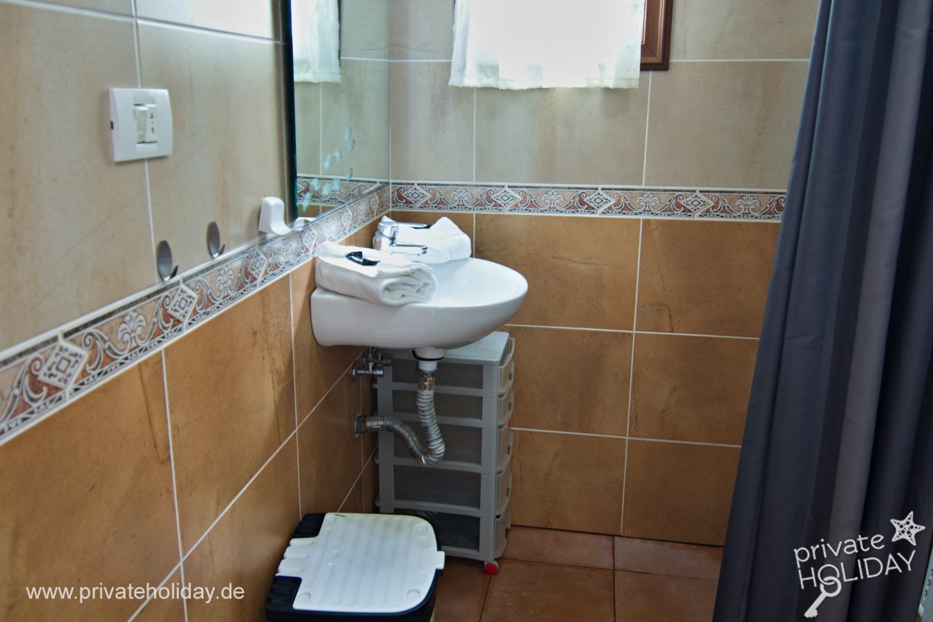 Bagno accessibile con lavabo e maniglioni – Los Cristianos, Tenerife