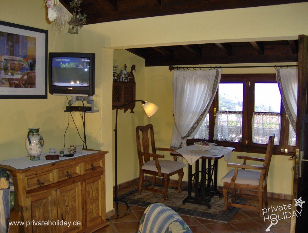 Living room with TV and seating area – Icod de los Vinos, Tenerife