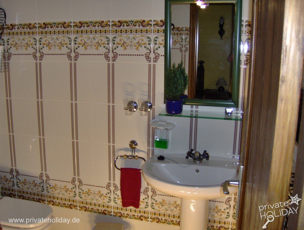 Bathroom with sink and tiled wall – Icod de los Vinos, Tenerife