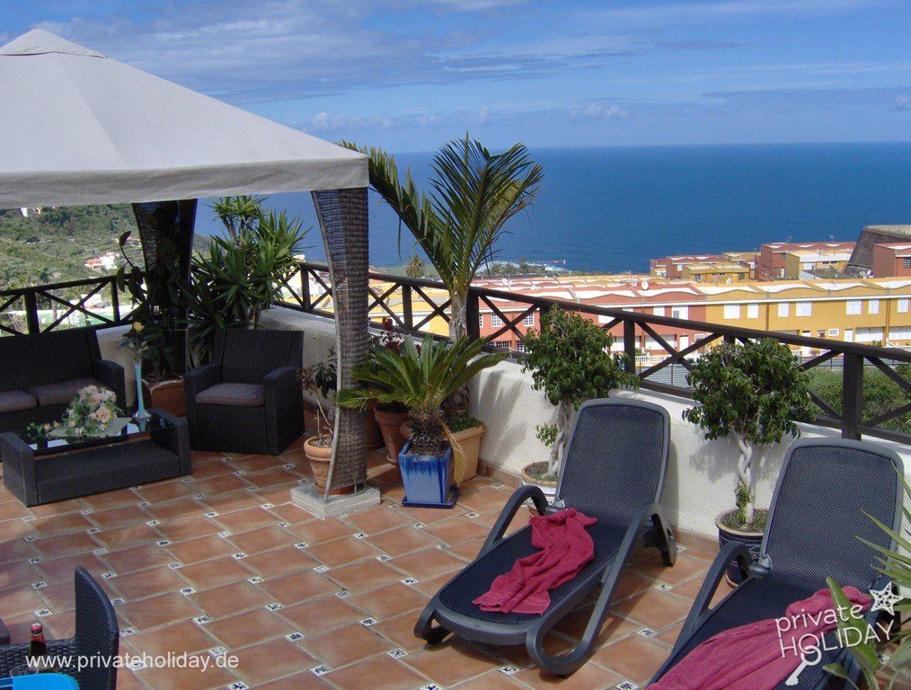 Roof terrace with loungers and sea view – Icod de los Vinos, Tenerife