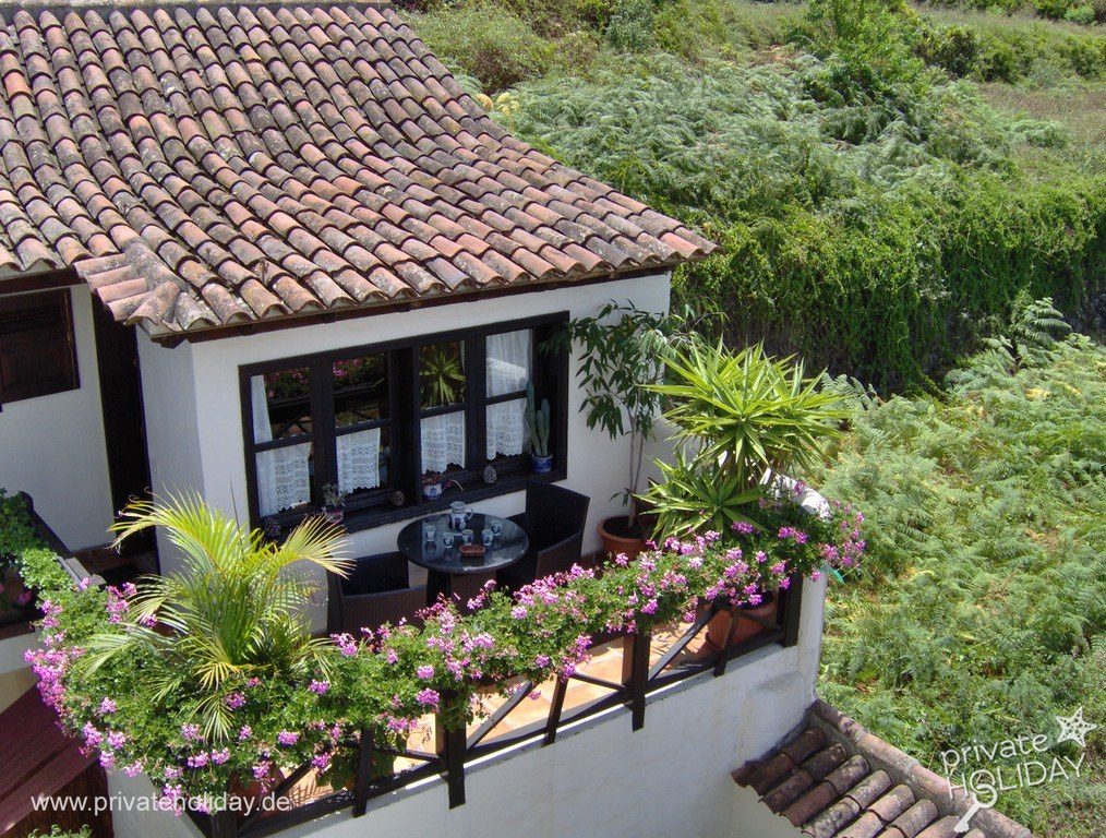 Balcony with table and green hillside view – Icod de los Vinos, Tenerife