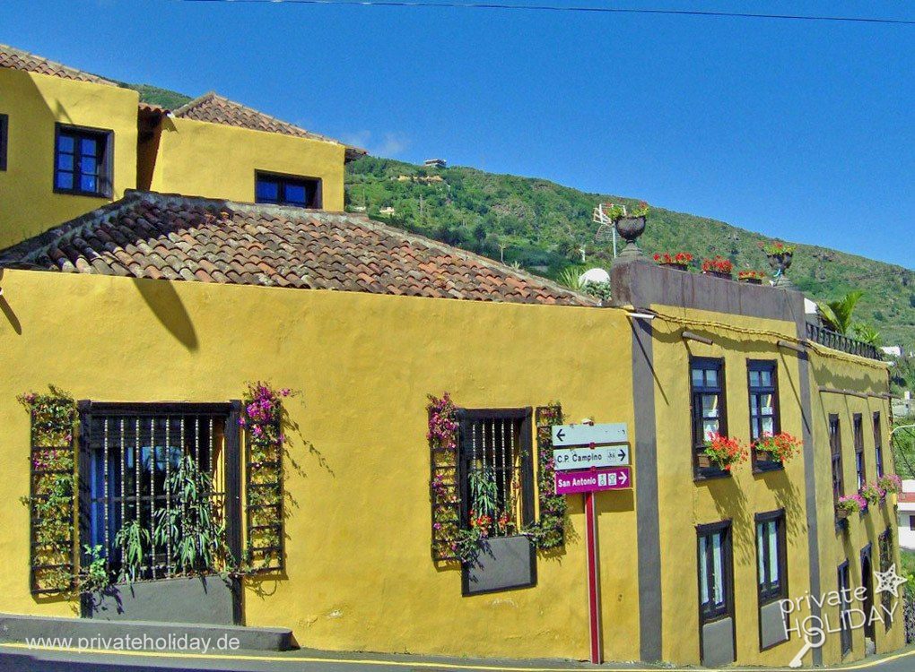 Yellow house facade with blue windows – Icod de los Vinos, Tenerife