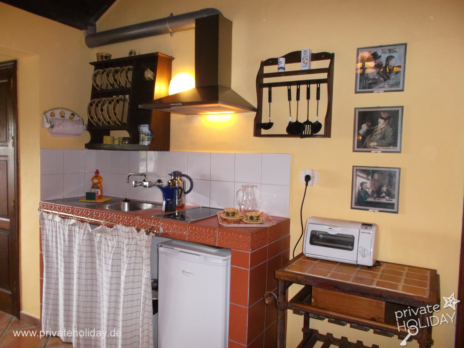 Kitchen with tiled counter and toaster – Icod de los Vinos, Tenerife
