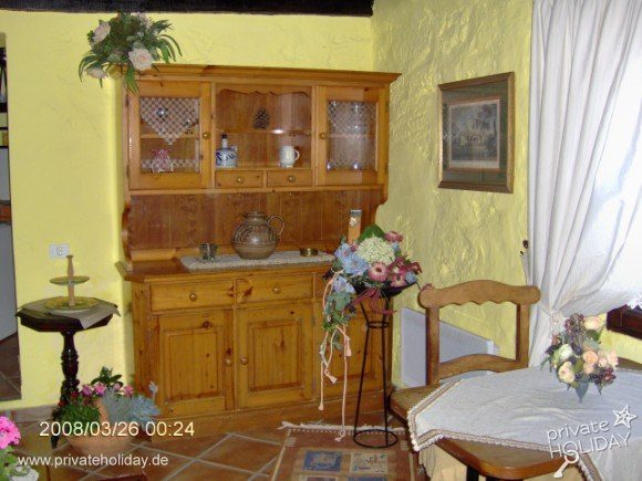 Zona pranzo con vetrina in legno e tavolo – Icod de los Vinos, Tenerife