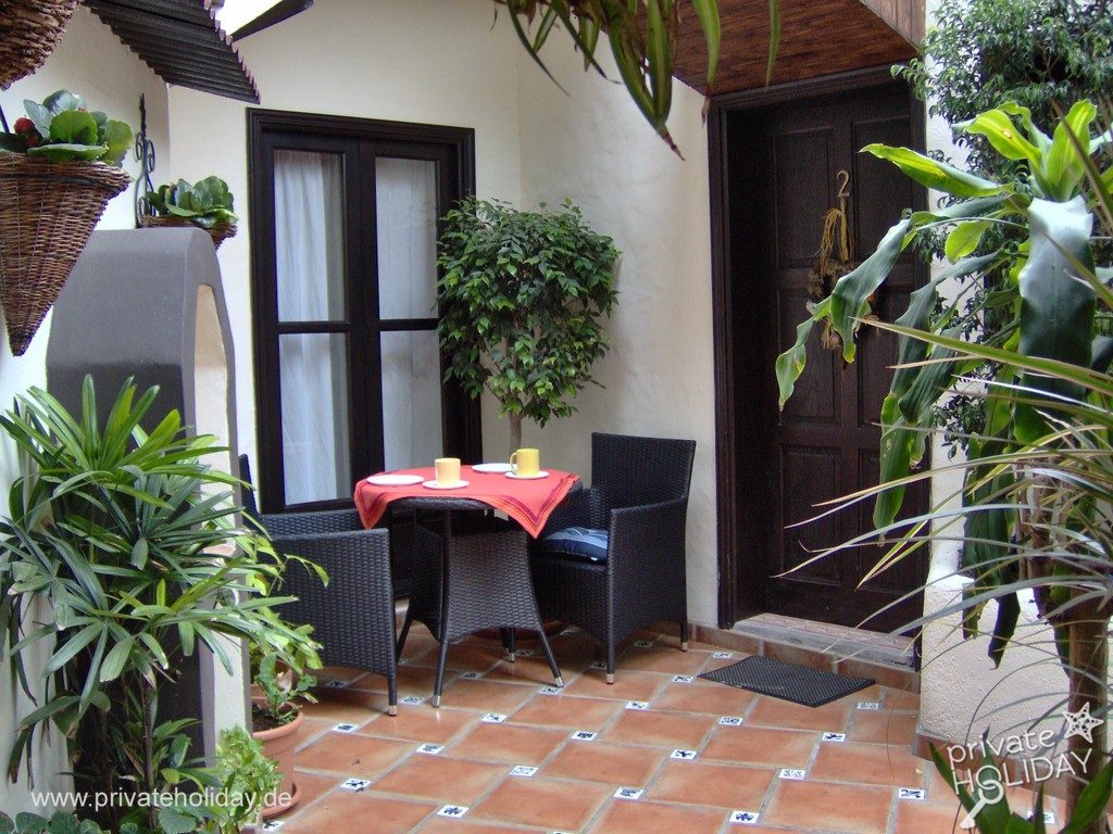 Patio avec table et plantes – Icod de los Vinos, Ténérife