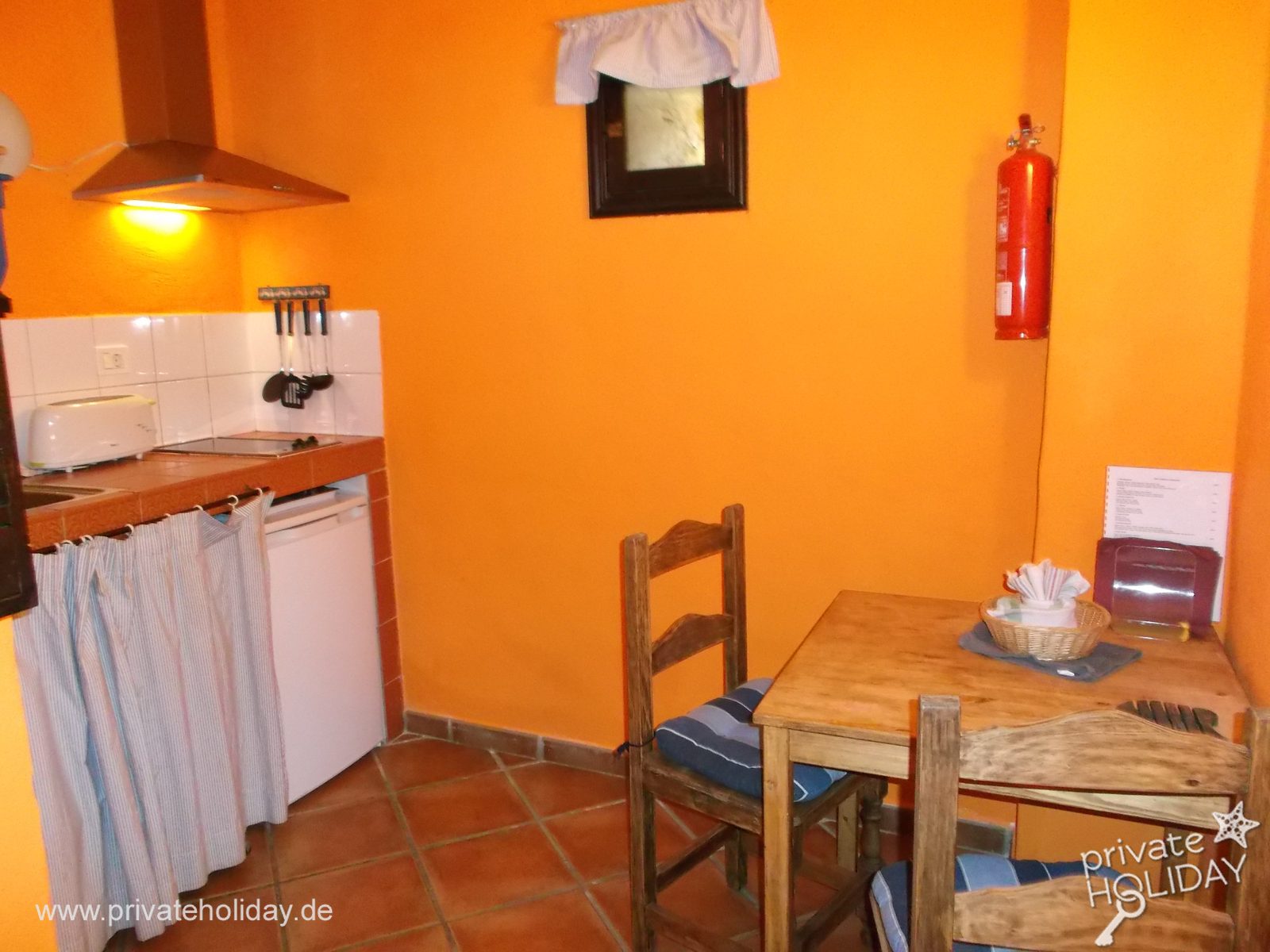 Kitchenette avec table et murs orange – Icod de los Vinos, Ténérife