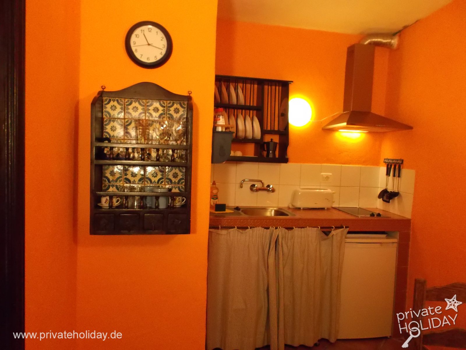 Kitchenette avec étagère murale et hotte – Icod de los Vinos, Ténérife