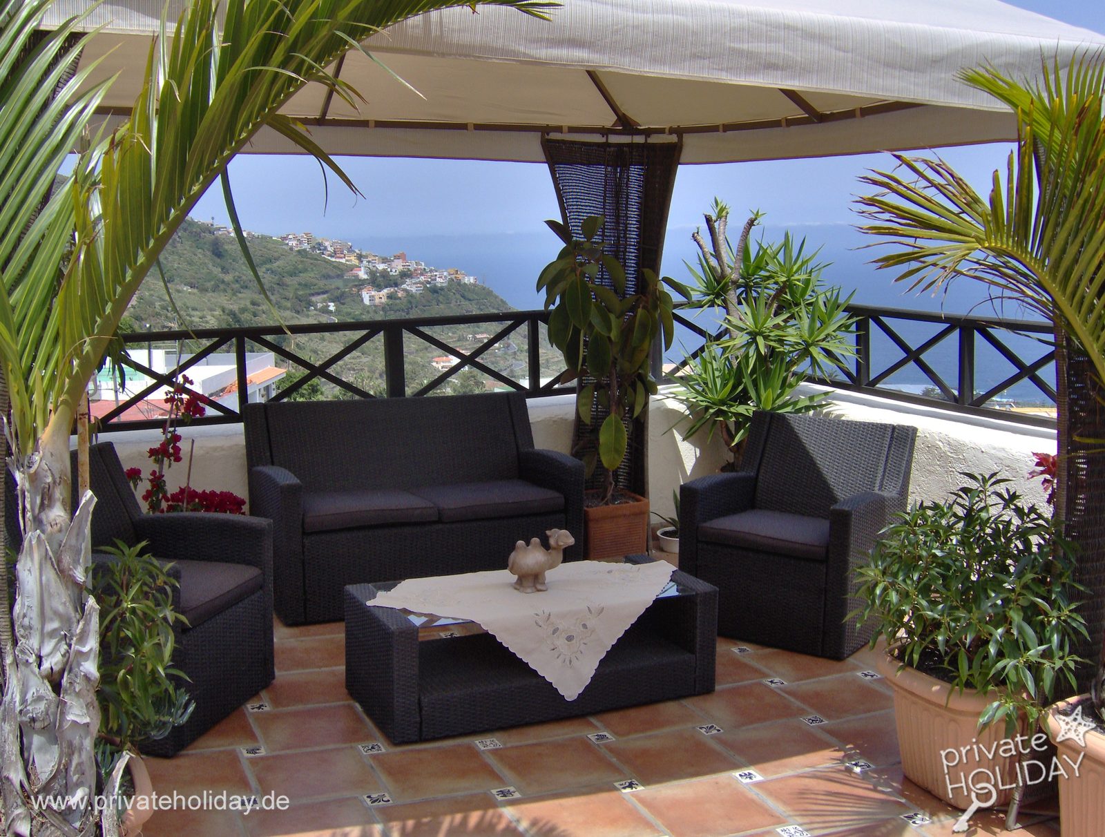 Terrasse couverte avec salon de jardin et vue mer – Icod de los Vinos, Ténérife
