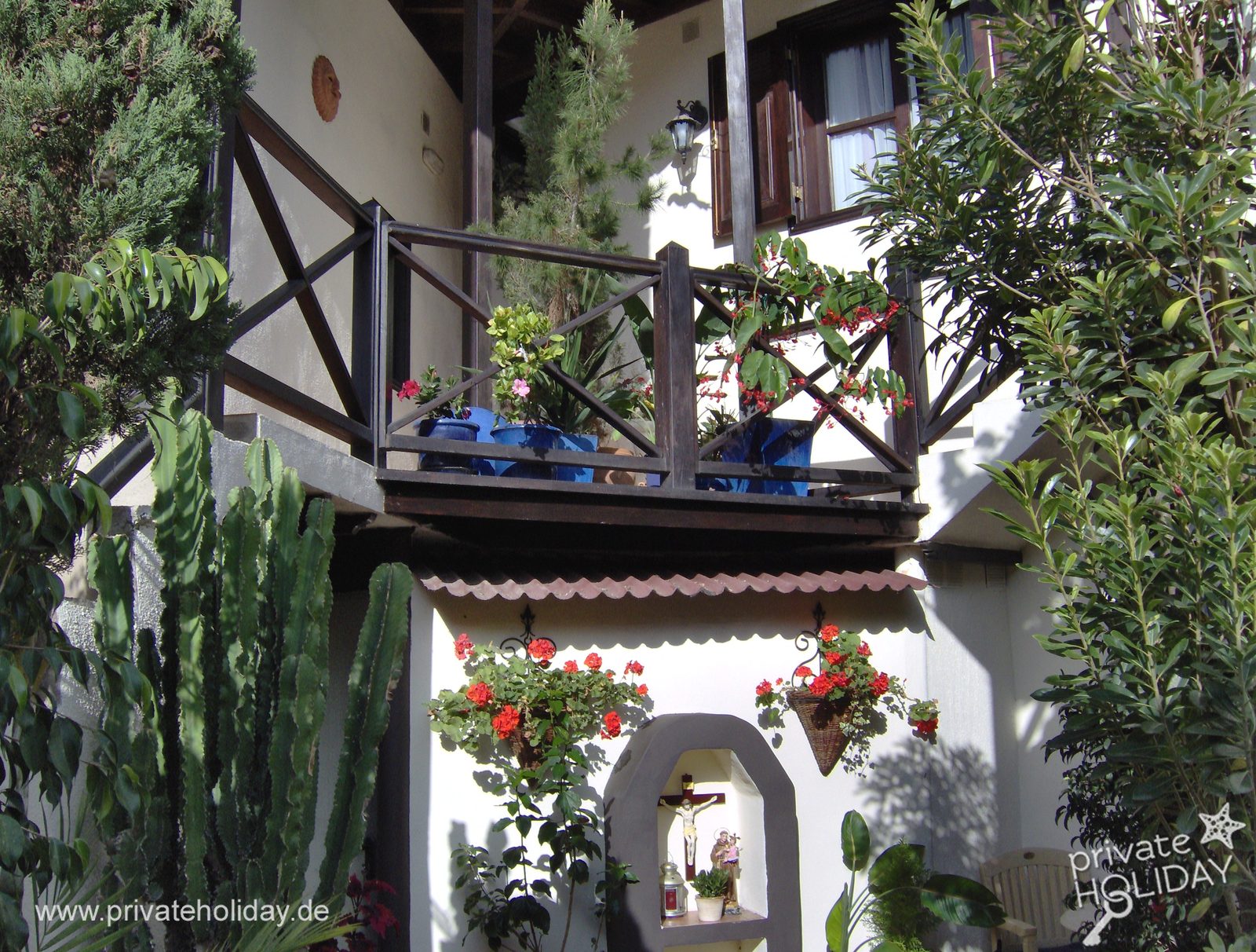 Balcon avec garde-corps en bois et plantes fleuries – Icod de los Vinos, Ténérife